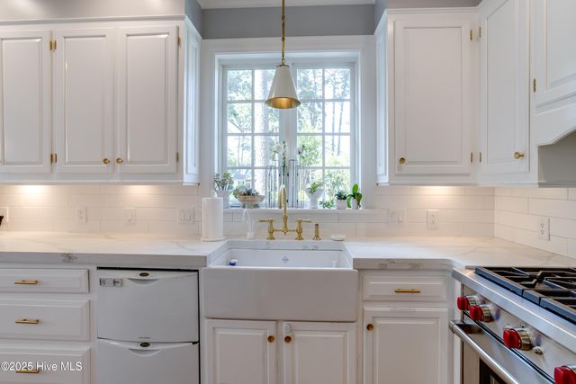 611 Queen Annes Road, Greenville, NC 27858
