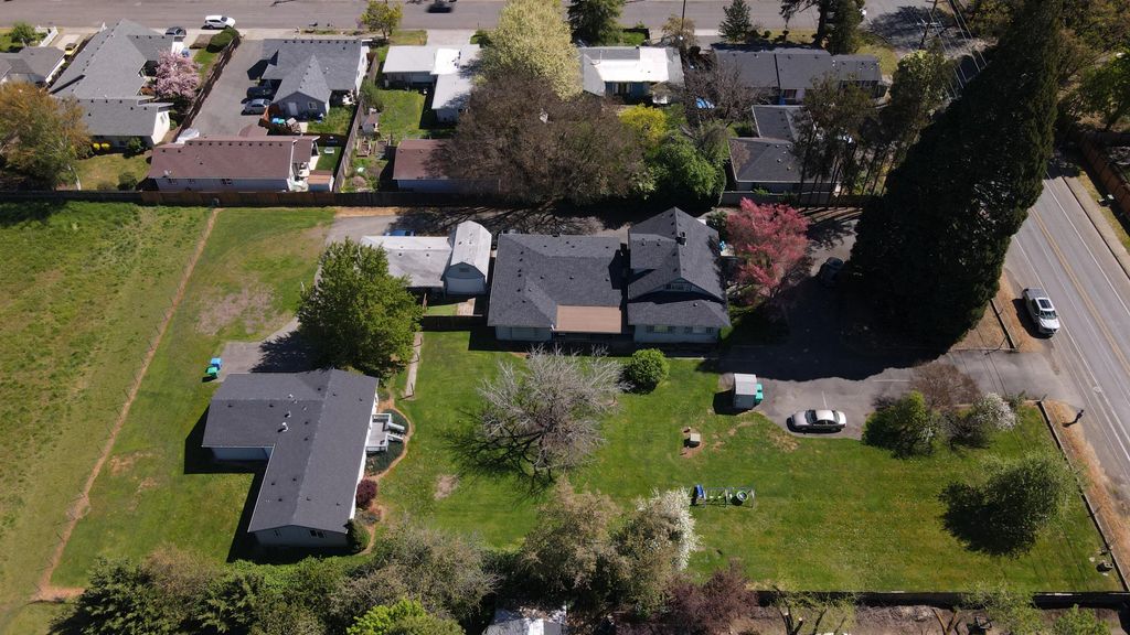 1290 Fruitdale Drive, Grants Pass, OR 97527