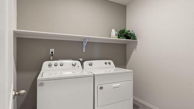 2 Seguro Court, Los Lunas, NM 87031