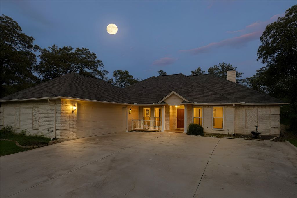 604 Runaway Bay Drive, Runaway Bay, TX 76426
