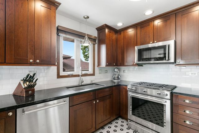 9429 S 55th Avenue, Oak Lawn, IL 60453
