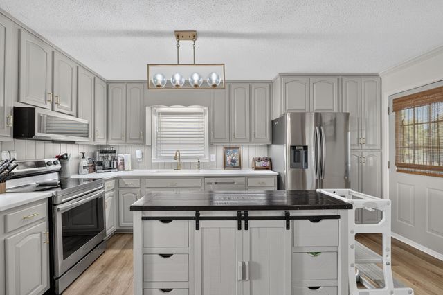 22 Jeans Rd, Fayetteville, TN 37334