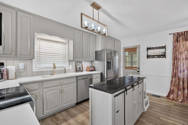 22 Jeans Rd, Fayetteville, TN 37334