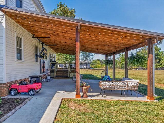 22 Jeans Rd, Fayetteville, TN 37334