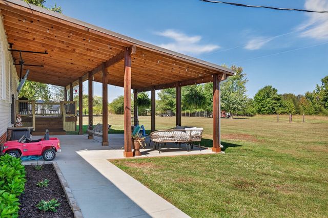 22 Jeans Rd, Fayetteville, TN 37334