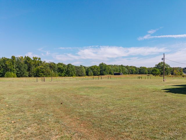 22 Jeans Rd, Fayetteville, TN 37334