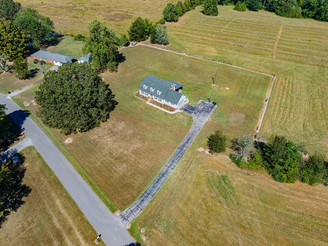 22 Jeans Rd, Fayetteville, TN 37334