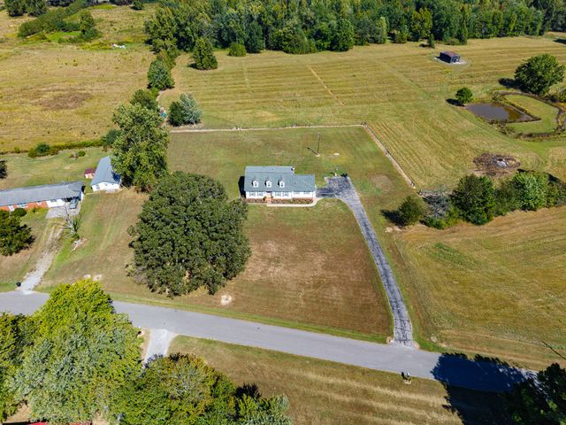 22 Jeans Rd, Fayetteville, TN 37334