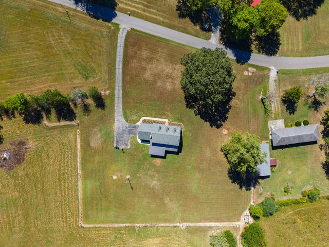 22 Jeans Rd, Fayetteville, TN 37334
