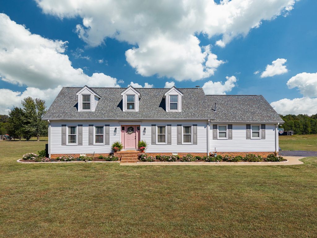 22 Jeans Rd, Fayetteville, TN 37334