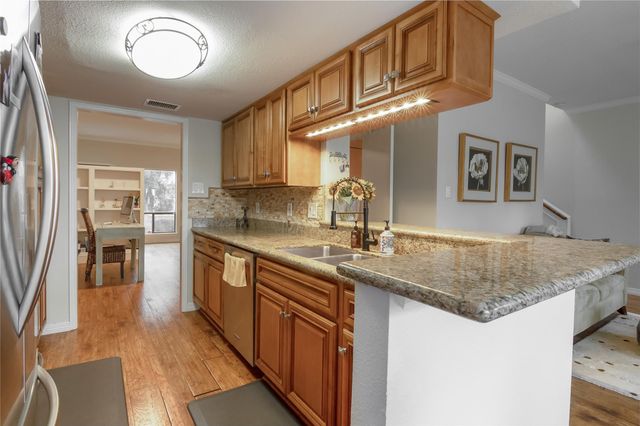 1802 Stoney Brook Drive 104, Houston, TX 77063