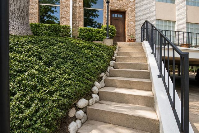 1802 Stoney Brook Drive 104, Houston, TX 77063