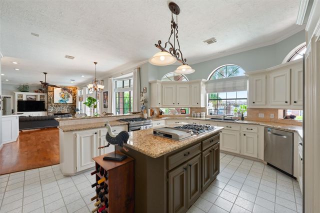 2207 Twin Oaks Boulevard, Kemah, TX 77565