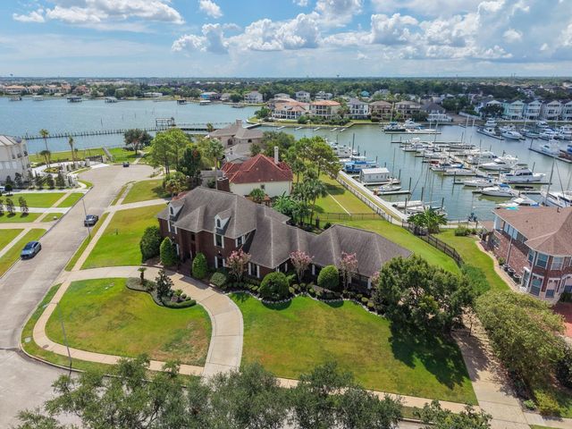2207 Twin Oaks Boulevard, Kemah, TX 77565