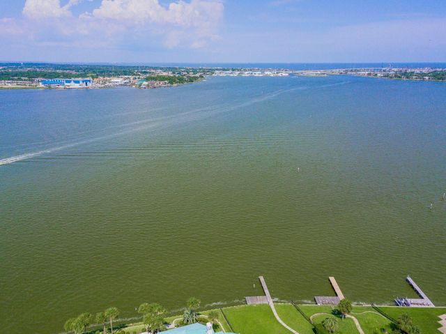 2207 Twin Oaks Boulevard, Kemah, TX 77565