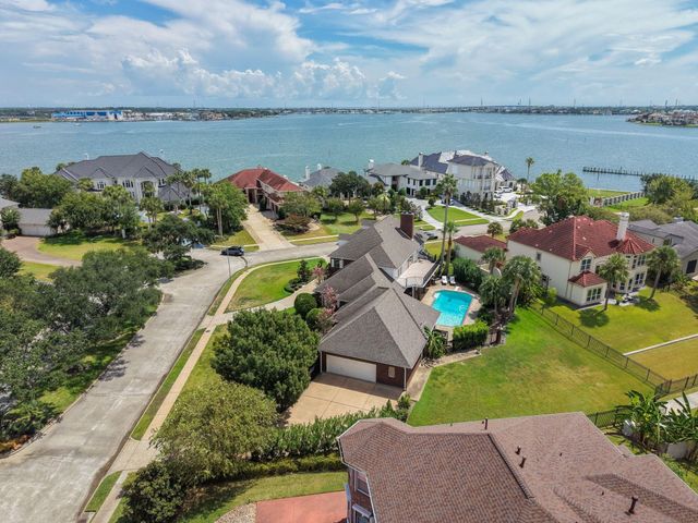2207 Twin Oaks Boulevard, Kemah, TX 77565