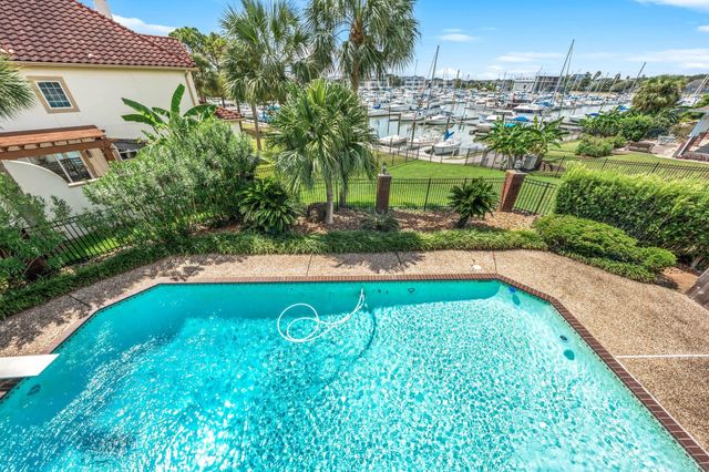 2207 Twin Oaks Boulevard, Kemah, TX 77565