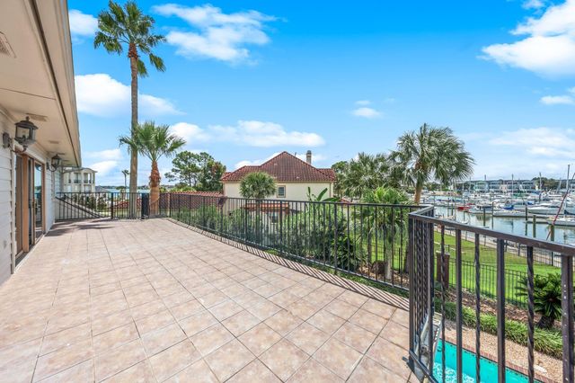 2207 Twin Oaks Boulevard, Kemah, TX 77565