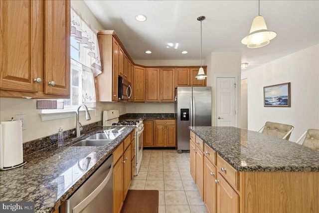 74 POND VIEW CIR, Barnegat, NJ 08005
