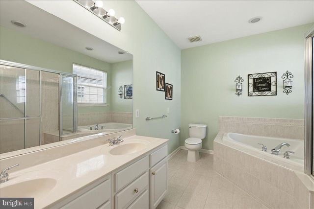 74 POND VIEW CIR, Barnegat, NJ 08005