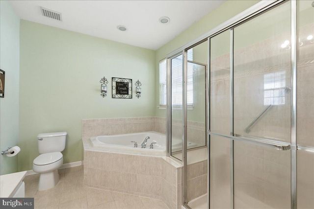 74 POND VIEW CIR, Barnegat, NJ 08005