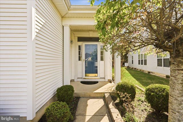 74 POND VIEW CIR, Barnegat, NJ 08005