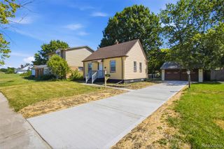 20600 Lennon Street, Harper Woods, MI 48225