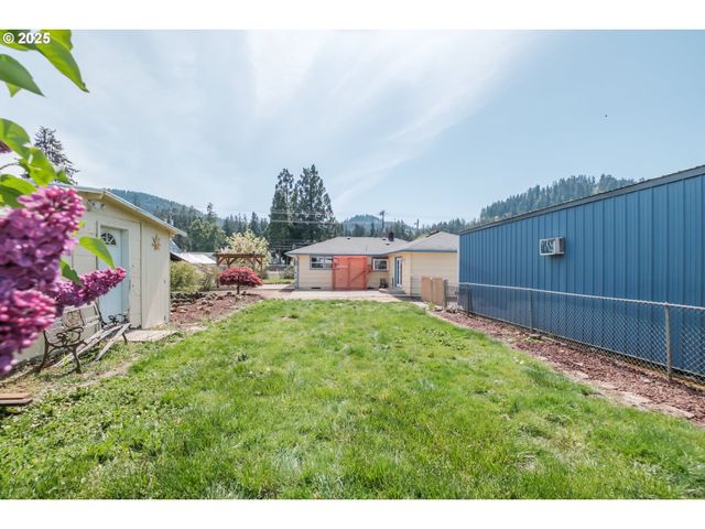 6810 MAIN St, Springfield, OR 97478