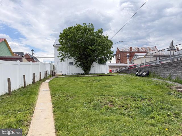 18 E MAIN ST, Newville, PA 17241