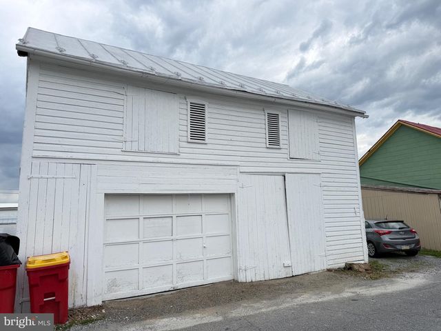 18 E MAIN ST, Newville, PA 17241