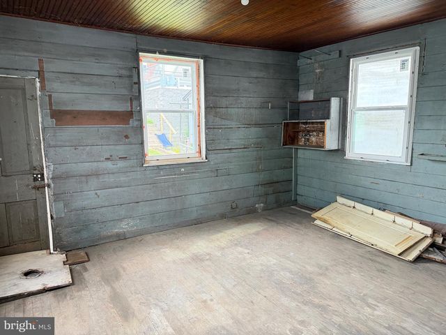 18 E MAIN ST, Newville, PA 17241