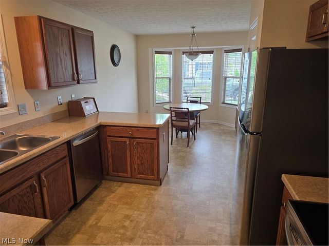 136 Haydens Arbor, Elyria, OH 44035