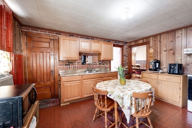 95 Grand St, Springfield, MA 01108