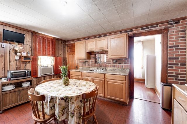 95 Grand St, Springfield, MA 01108