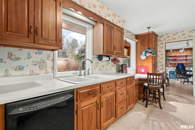 16 INVERNESS Road, Springfield, IL 62704