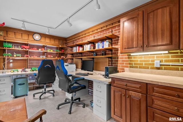 16 INVERNESS Road, Springfield, IL 62704