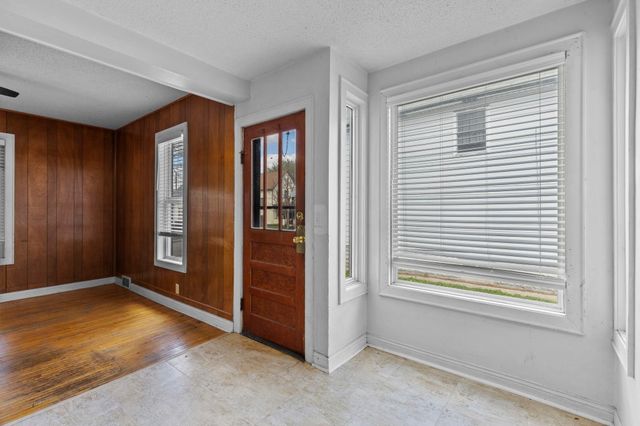 934 Juno Avenue, Saint Paul, MN 55102