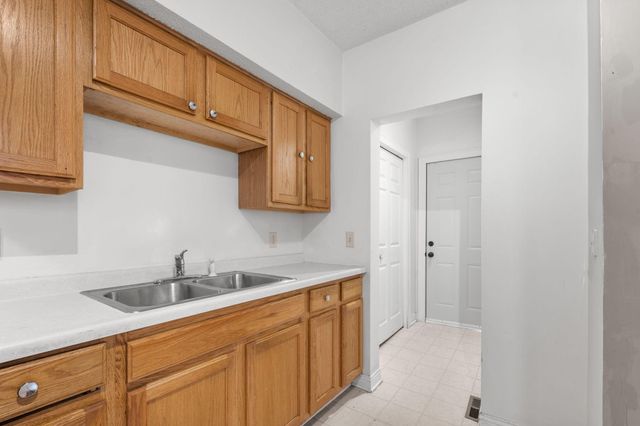 934 Juno Avenue, Saint Paul, MN 55102