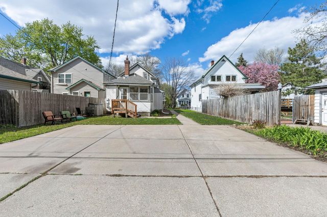 934 Juno Avenue, Saint Paul, MN 55102