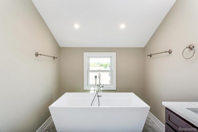 16637 Kings Fairway Lane, Grand Blanc, MI 48439