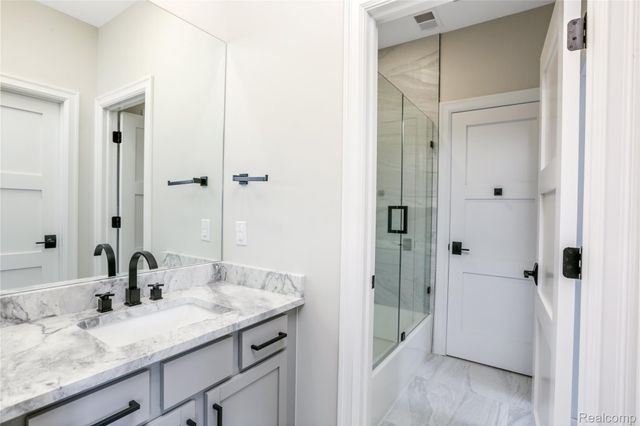 16637 Kings Fairway Lane, Grand Blanc, MI 48439