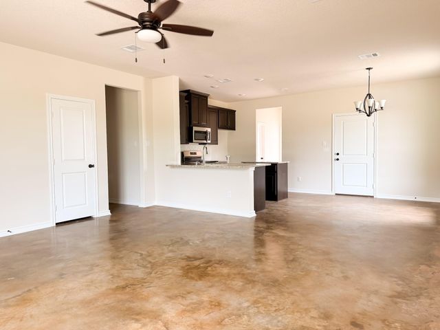 555 Pineview Circle, Jewett, TX 75846