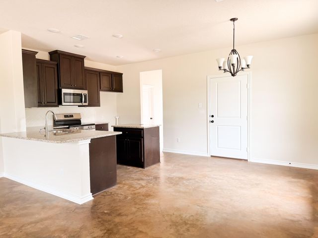 555 Pineview Circle, Jewett, TX 75846