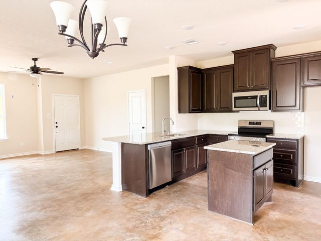 555 Pineview Circle, Jewett, TX 75846