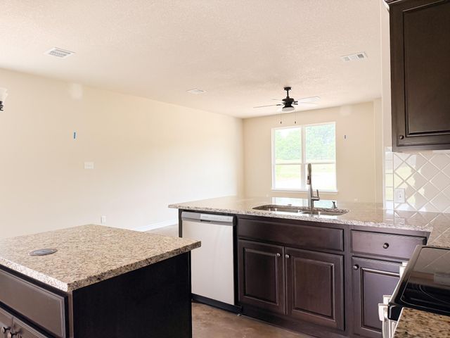 555 Pineview Circle, Jewett, TX 75846