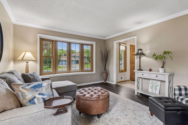 900 Nina Court, Mendota Heights, MN 55118