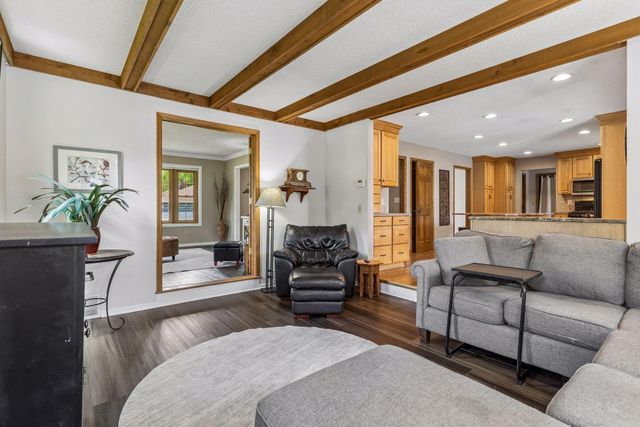 900 Nina Court, Mendota Heights, MN 55118