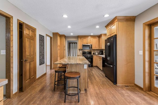 900 Nina Court, Mendota Heights, MN 55118
