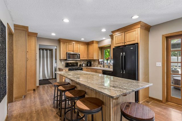 900 Nina Court, Mendota Heights, MN 55118