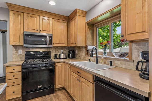 900 Nina Court, Mendota Heights, MN 55118